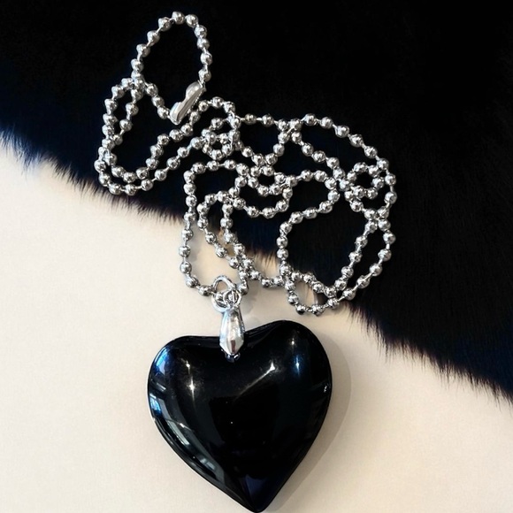 Chic Solid Glass Black Heart Pendant Necklace 20” chain - Picture 5 of 16
